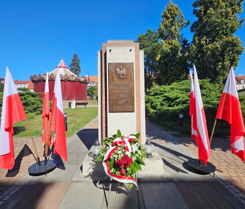 Żory uczciły Święto Wojska Polskiego. Kwiaty przed pomnikiem na Rynku