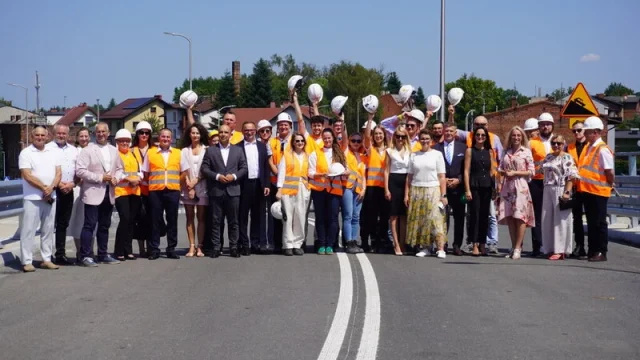 Nowy wiadukt poprawi bezpieczeństwo i płynność ruchu. Zakończyła się budowa wiaduktu oraz nowego ronda w ciągu ulicy Dworcowej!