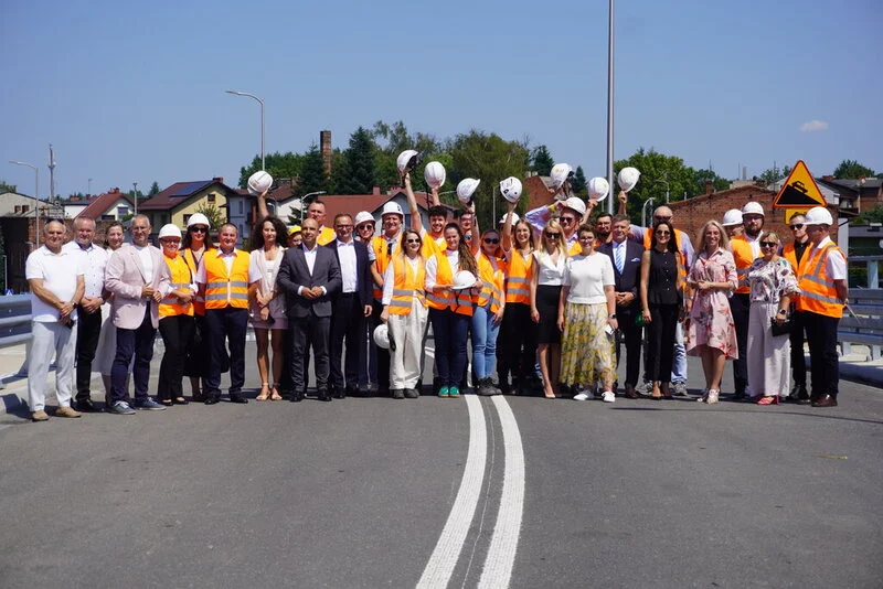 Nowy wiadukt poprawi bezpieczeństwo i płynność ruchu. Zakończyła się budowa wiaduktu oraz nowego ronda w ciągu ulicy Dworcowej!