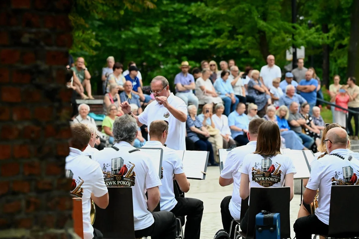 Orzegów rozbrzmiał muzyką. Orkiestra Dęta KWK Pokój zagrała dla mieszkańców